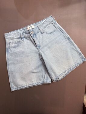 Hollister Light Wash Low-Rise Baggy Denim Jorts

Non Smoking/No Pets